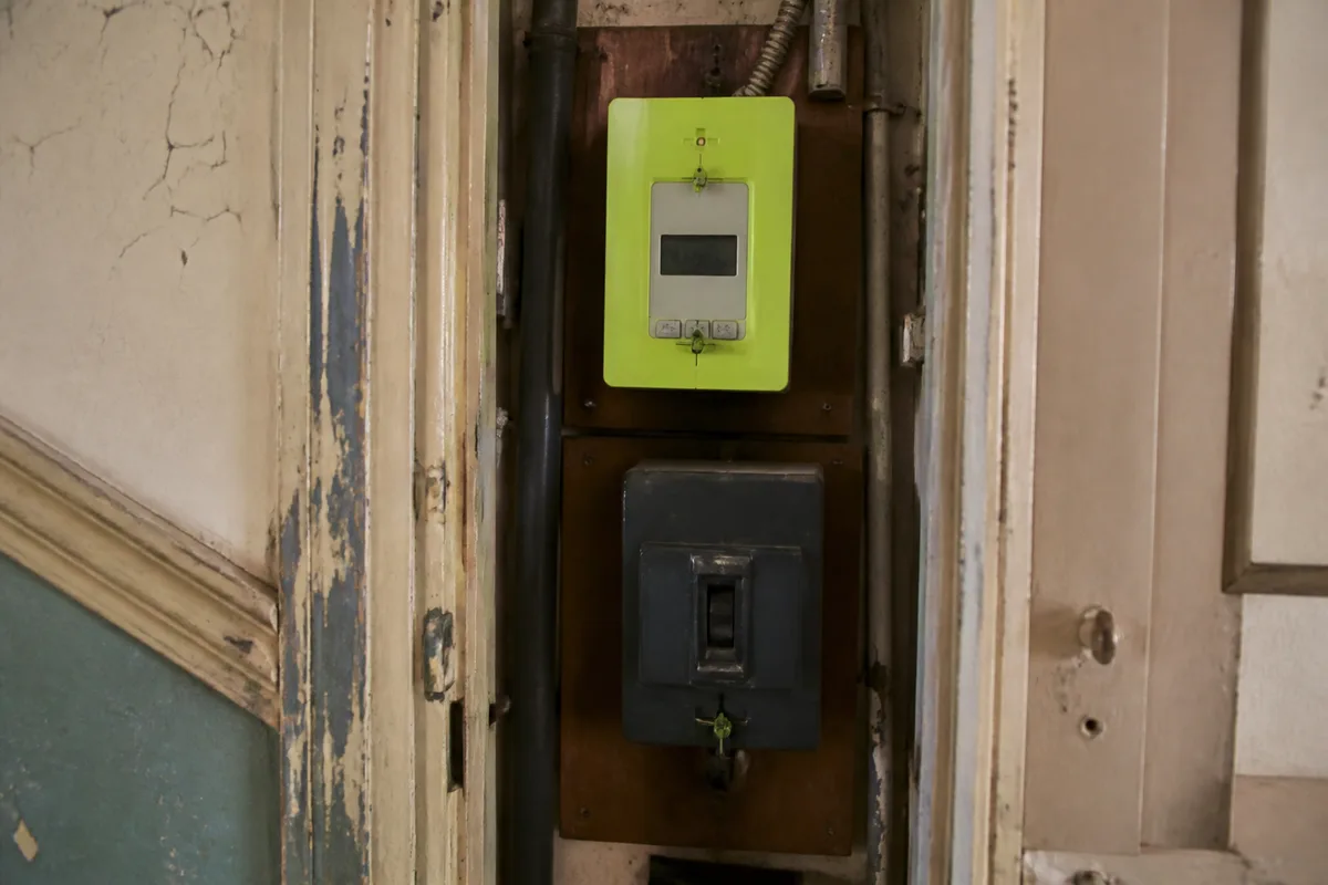 Compteur et disjoncteur de branchement dans le placard technique d&rsquo;un immeuble ancien